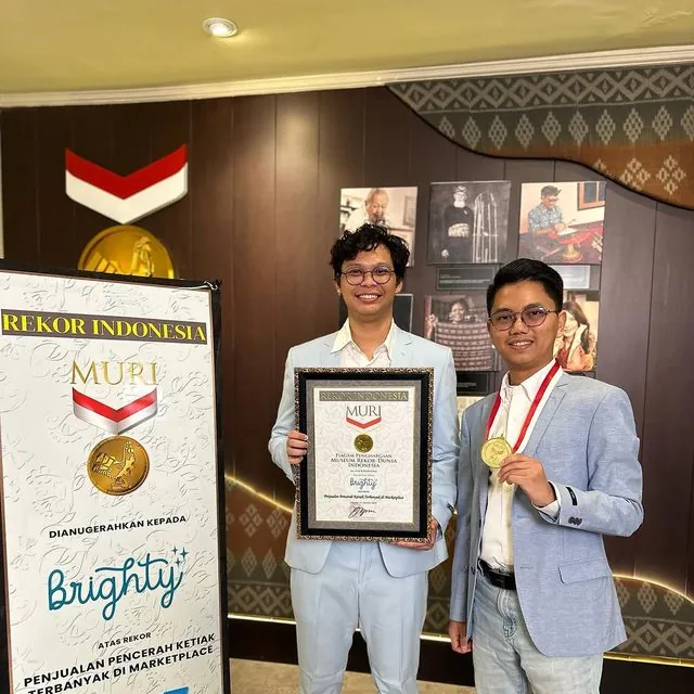 Hadi dan Raafi menerima piagam rekor MURI untuk Brighty